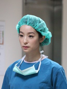 白袍下的高跟鞋剧情介绍_天天影视